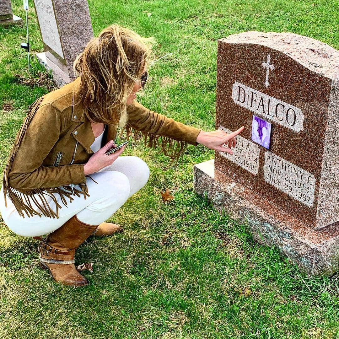 キャロル・ラドジウィルさんのインスタグラム写真 - (キャロル・ラドジウィルInstagram)「I'm visiting friends upstate and we drove by Mt. Marion Cemetery where my grandparents are buried. I haven't been here since 1987. We searched the grounds and came across Carmela "Millie" & Tony DiFalco. There was a photo of them laminated on a ceramic tile and adhered to the tombstone. It was the only one of it's kind.  As a kid I remember Millie grew weed in the vegetable garden and sold it to the local Woodstock crowd as "city weed". 😂#originalentrepreneur #originaltonyandcarmela #italian」4月14日 7時24分 - caroleradziwill