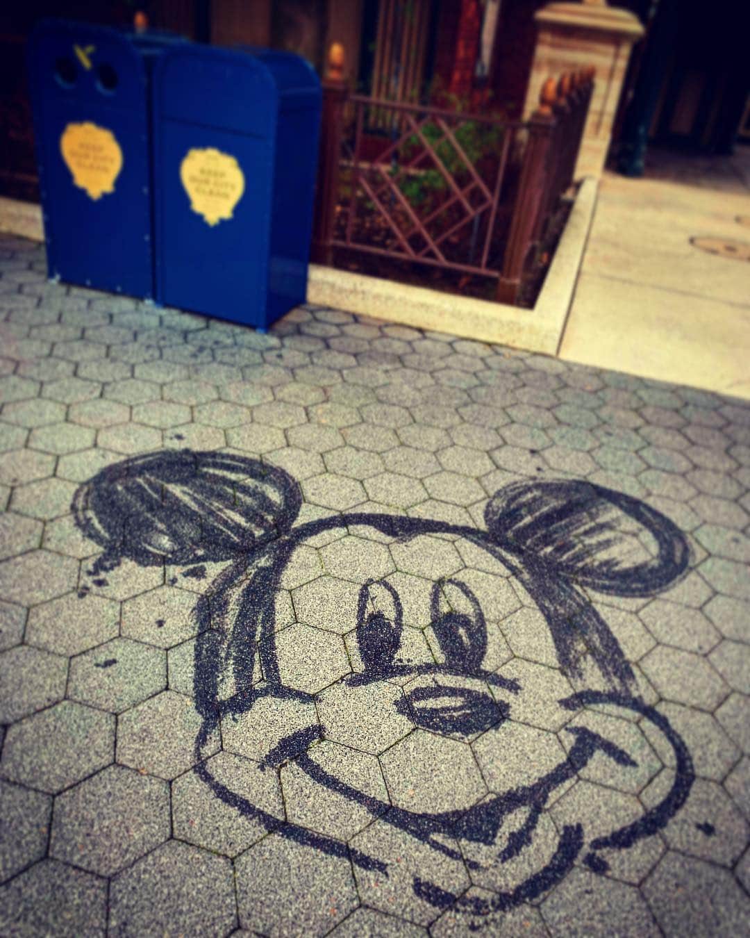 宍戸留美のインスタグラム：「#水アート #イラスト #ミッキー #mickeymouse」