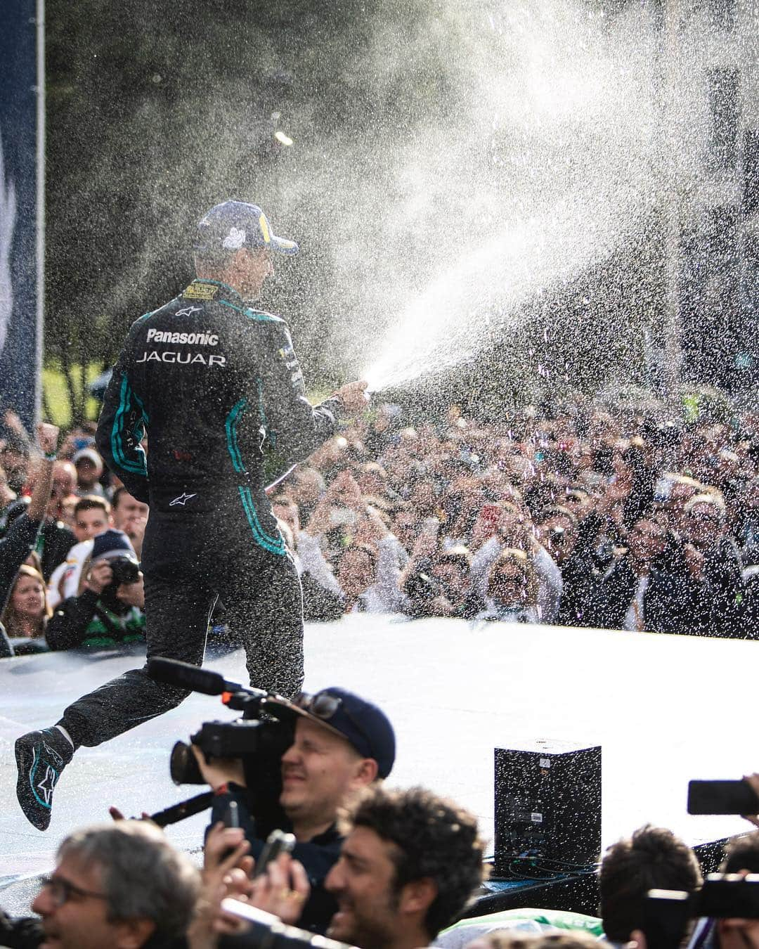 Jaguarさんのインスタグラム写真 - (JaguarInstagram)「Panasonic @JaguarRacing makes history in Rome, with @MitchEvans_ claiming the team’s first ever @FIAFormulaE win and our first international motorsport victory since 1991. It was also a great debut for @AlexLynnRacing who climbed nine places to finish 12th.  #JaguarElectrifies #ABBFormulaE #RomeEPrix #ITYPE3 #Rome #Italy #ElectricCars」4月14日 7時29分 - jaguar