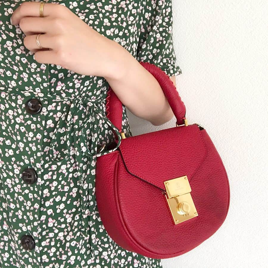 haruru0724さんのインスタグラム写真 - (haruru0724Instagram)「#code . . バッグは @29_anni ❤︎ @tottie_bag の姉妹ブランドだよ！ . . 赤の小ぶりなバッグが欲しかったんだけど、 これはかなりどタイプ😍❤️ 持った方が更に可愛いよ！！ 持ち手とか、 形とかほんとお気に入り♡ . . 4/30まで、 阪急うめだ本店でpopupしてるので、 お近くの方は是非行ってみてね♡ . . . ワンピース…#shopstylejp (私のプロフに貼ってあるリンクからチェックできます) バッグ…#29_anni シューズ…#kuruntokyo . . . #ageless_unchain #阪急うめだ本店 #ママコーデ #ママファッション #シンプルコーデ #プチプラコーデ #大人可愛い #大人カジュアル #きれいめカジュアル #今日のコーデ #着回しコーデ #アラサーコーデ #トレンドコーデ #大人女子コーデ #30代コーデ #mamagirl #locari #ponte_fashion #mineby3mootd #partegram #sscollectivejp #sslooksjp #pr #セミロング #シースルーバング #unrelish」4月14日 7時30分 - haruru0724