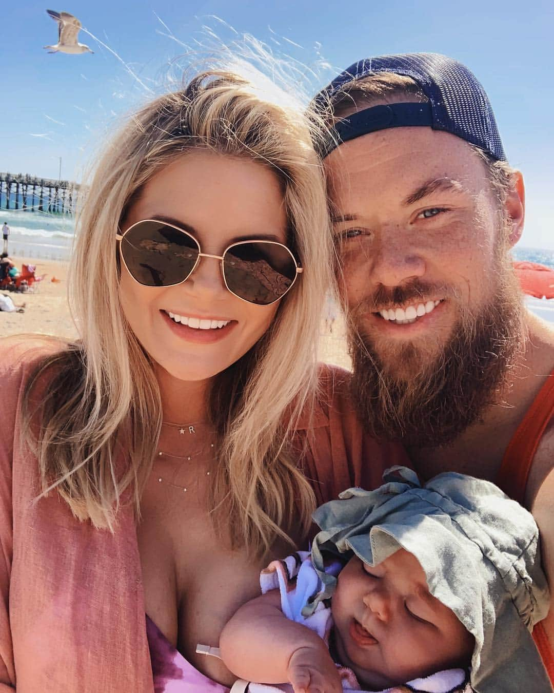 Amber Fillerup Clarkさんのインスタグラム写真 - (Amber Fillerup ClarkInstagram)「Beach day with the fam 💓 and I got my corn dog y’all 🙌🏻🙌🏻」4月14日 7時30分 - amberfillerup