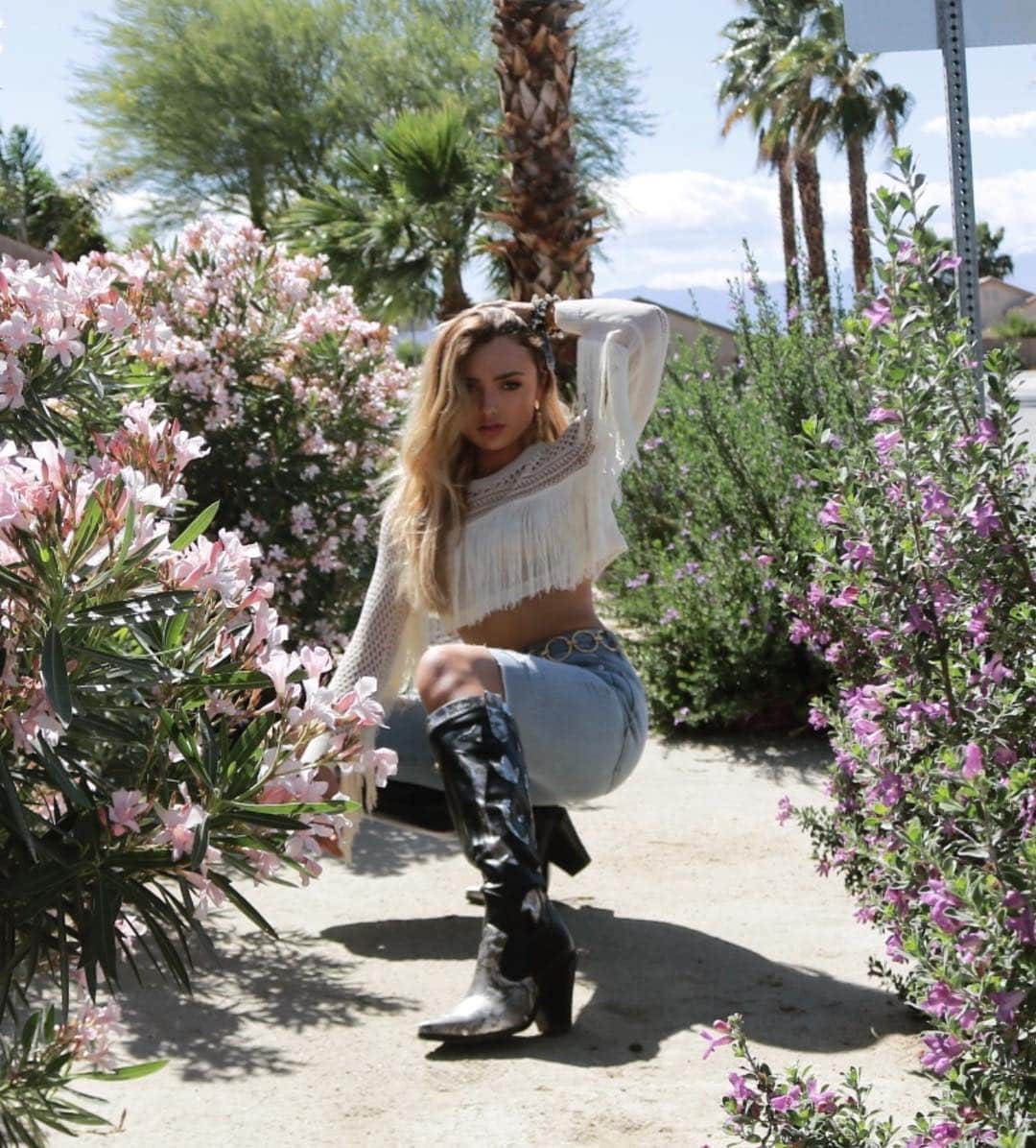 ペイトン・リストのインスタグラム：「🌵✨ @boohoo #boohooontheroad」