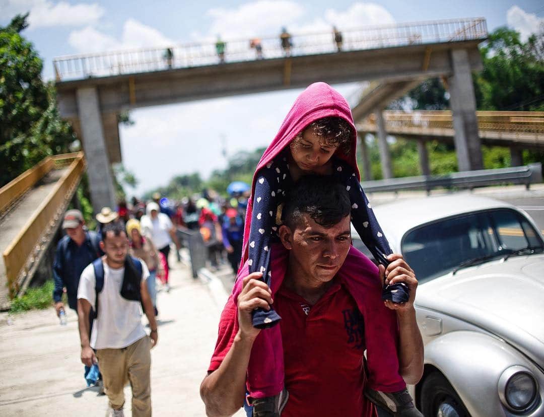 NBC Newsさんのインスタグラム写真 - (NBC NewsInstagram)「Central American migrants heading in caravan to the U.S. rest beside the road between Metapa and Tapachula in Mexico on Friday. . A group of 350 Central American migrants forced their way into Mexico Friday, authorities said, as a new caravan of around 2,500 people arrived -- news sure to draw the attention of U.S. President Donald Trump. . 📷 @pepcompanys / @afpphoto」4月14日 7時47分 - nbcnews