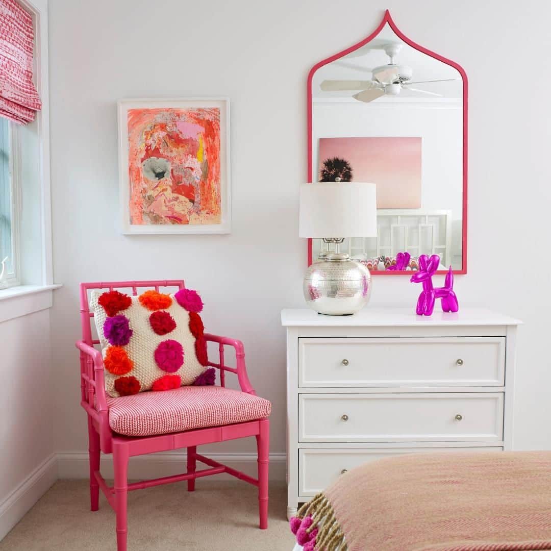 HGTVさんのインスタグラム写真 - (HGTVInstagram)「This orange and hot pink combo has us feeling some type of way! (Spoiler: we love it). 🧡💗See the link in our bio for more unexpected color palettes that totally work. Design by @d2interieurs. . . . #pink #orange #interiordesign #kidsrooms」4月14日 8時00分 - hgtv