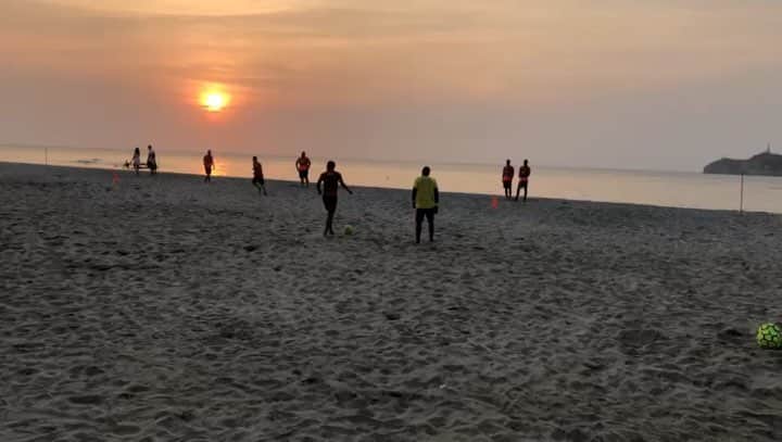 サッカー コロンビア代表チームのインスタグラム：「‪#FCFFútbolPlaya A esta hora nuestra Selección entrena pensando en las Eliminatorias para el Mundial de Fútbol Playa‬」