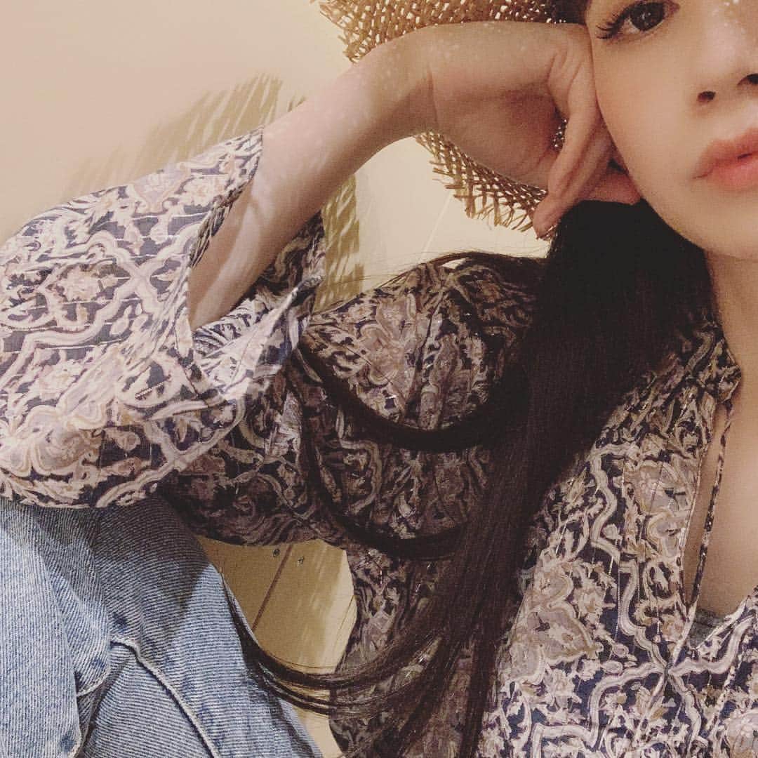 ungrid_minamiのインスタグラム：「. おはようございます 昨日の私の店頭コーデ❤︎ 撮れなかったから、細いストックでキューキュー撮影🐒 新作 ルレックスプリントブラウス×ハイウエストダメージスリムデニム でした❤︎ . @ungrid_official #Ungrid#アミュプラザ博多」