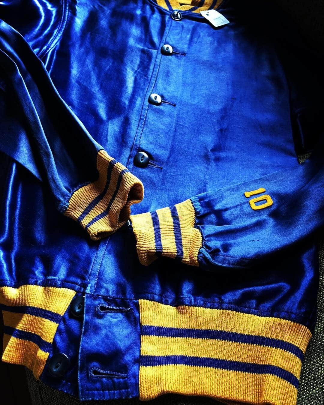 湯江タケユキさんのインスタグラム写真 - (湯江タケユキInstagram)「袖の No.10と ねこめボタンが 何とも かわいい #1940s#サテンジャケット #ネイビー#マスタード #vintage#湯江タケユキ  大人め着れる 色合いですね。」4月14日 8時02分 - takeyukiyue