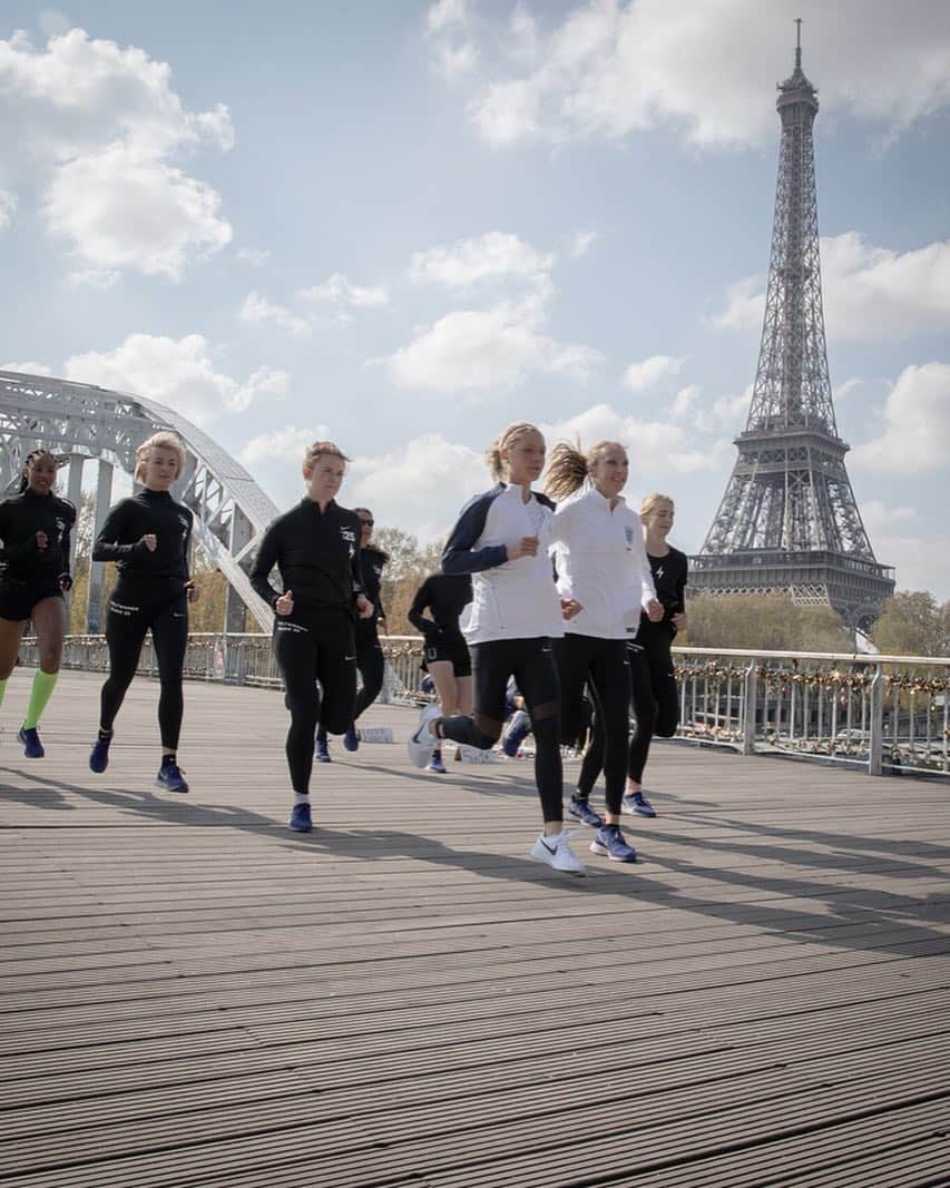 NIKEさんのインスタグラム写真 - (NIKEInstagram)「“It is great to see the trend of women coming to the marathon, taking on the challenge and really growing with it.” - @paula_radcliffe ⠀ Tomorrow, 60,000 runners will line up in Paris. That’s 60,000 runners who’ve committed weekends, early mornings, late nights, some sanity, and a few toenails to run 26.2 miles. Yeah, they’ve given up a lot. But it’s nothing compared to what they’ve gained. ⠀ Follow @nikerunning to support @voltwomen. #justdoit」4月14日 8時24分 - nike