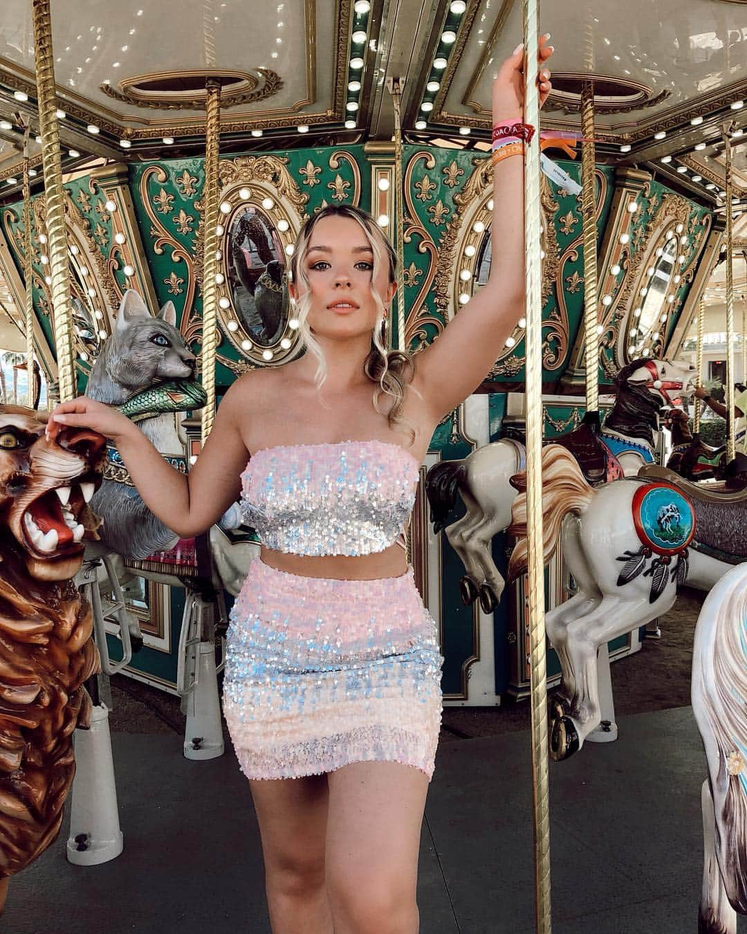 トーリ・ウェブスターのインスタグラム：「Lions Heart 🦁 @REVOLVE 🎪🎡♥️ #REVOLVEFESTIVAL」