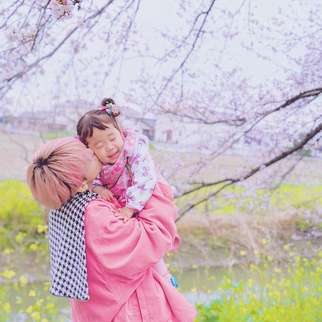 サオリリスのインスタグラム：「桜の花みたいにあっという間に、きっといつの間にか大人になっていくのだろうね。 ・ ・ ・ ・ ・ #mama #instamama #ママ #女の子ママ #育児 #子育て #ママファッション #instafashion #baby #babygirl #instababy #ig_baby #babyfashion #kids #girl #instakids  #ig_kids #kidsfashion」