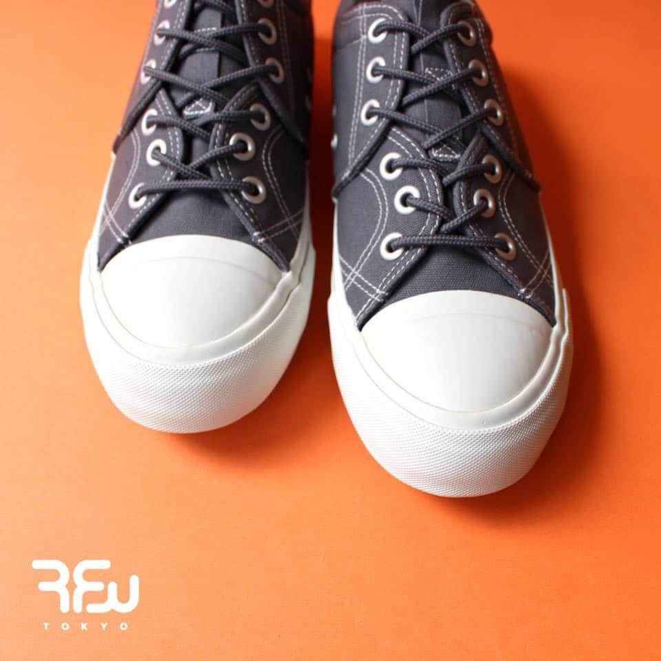 のインスタグラム：「《RFW PICK UP》  SANDWICH FOLIO-LO CANVAS -Grey-  つま先のトゥキャップが特徴的な フォリオシリーズ。 美しいグレーの色味と ホワイトのソールの対比が◎  Our brand original style, the SANDWICH ! With rubber toecap to protect your toes.  Grey and white color contrast for more fun everyday wear !  www.rfwtokyo.com @rfwtokyo  #rfw #rfwtokyo #rhythmfootwear #sneaker #sneakers #kicks #instashoes #instakicks #sneakerhead #sneakerheads #nicekicks #sneakerfreak #kickstagram #2018aw #autum #winter #20th #aniversary #renewal #tokyo #東京 #スニーカー #シューズ #リズム #20周年 #記念 #リニューアル #rpm #rhythmprimarymarket」