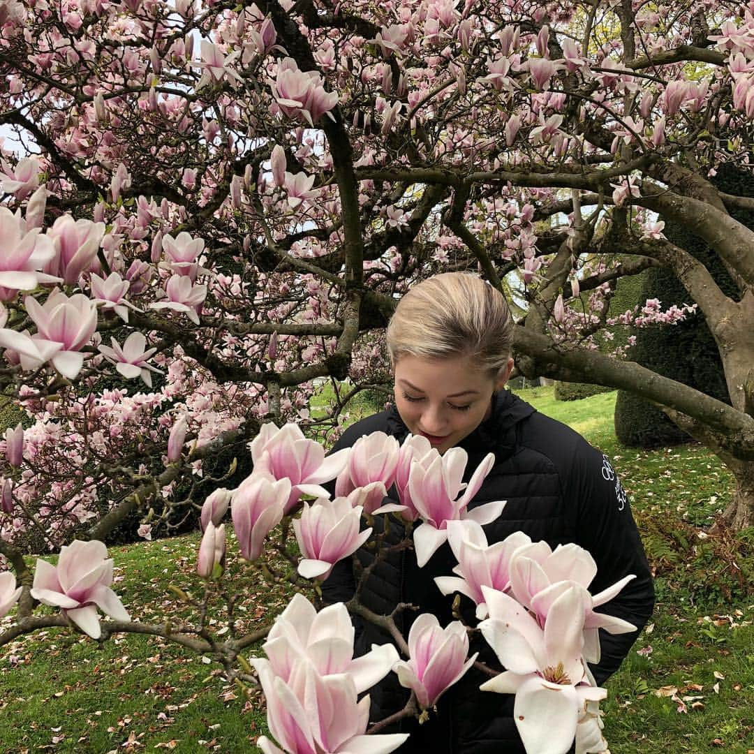 オリンピックチャンネルさんのインスタグラム写真 - (オリンピックチャンネルInstagram)「Spot the #figureskater? ⛸🌺🌸 We caught up with Sochi 2014 team bronze medallist, @graciegold95 at the biggest ever IOC #AthletesForum in Lausanne, Switzerland. Gracie is speaking on the mental health discussion panel tomorrow under the event initiative of protecting athletes. 💪😍」4月14日 8時21分 - olympicchannel_x