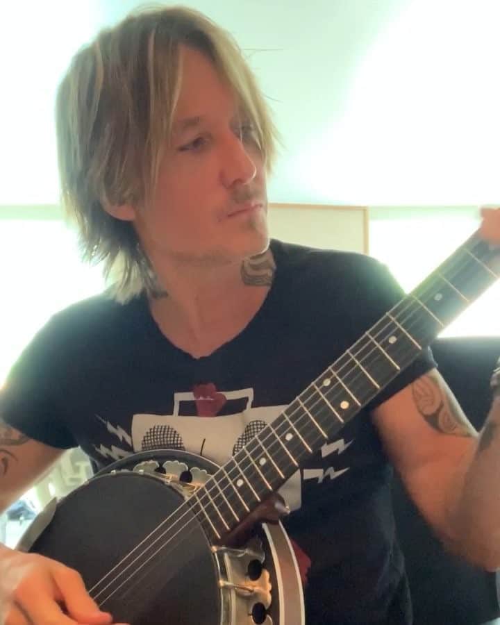キース・アーバンのインスタグラム：「🤘」