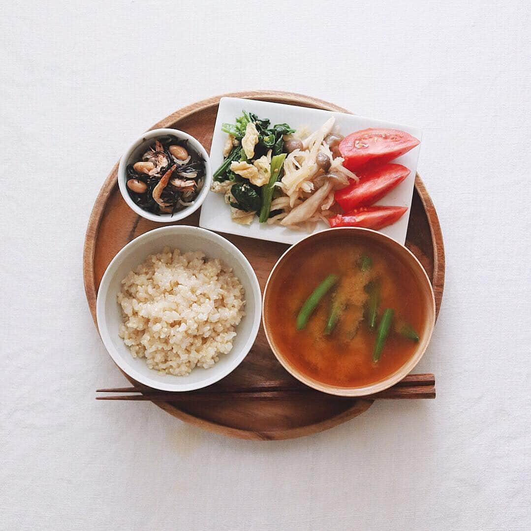 樋口正樹さんのインスタグラム写真 - (樋口正樹Instagram)「Today's breakfast . 朝食に玄米ごはんと、 いんげんのお味噌汁、 桜えび入りひじき煮、 ほうれん草の炒め物、 切り干し大根の煮物、 つくりおき活用して。 あとトマト。 . . #朝ごはん #朝食 #玄米 #味噌汁 #つくりおき #ひじき #切り干し大根 #トマト #ほうれん草 #japanesebreakfast #washoku」4月14日 8時33分 - higuccini