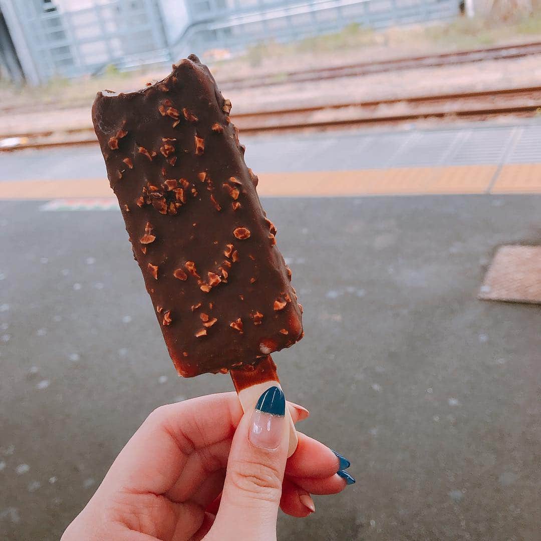 岡村咲さんのインスタグラム写真 - (岡村咲Instagram)「この間サザンクロスの帰り、とっても寒かったのに震えながら食べたアイス🍫🍦😋美味しかったなあ……❤乳製品自粛、なかなか出来ない😂」4月14日 8時42分 - sakiokamura_official