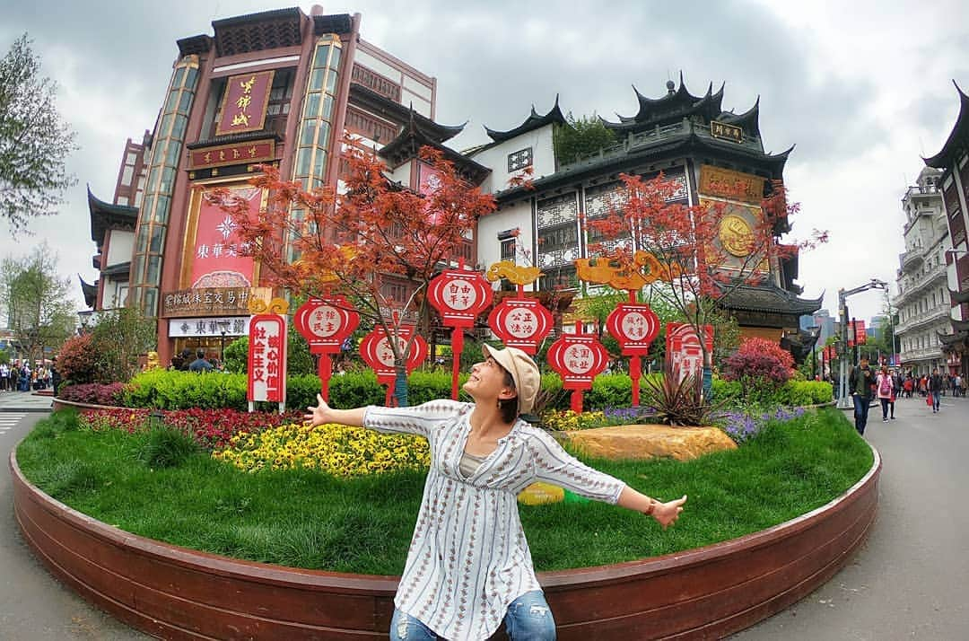 芳美リンさんのインスタグラム写真 - (芳美リンInstagram)「#上海旅行  友人と#外灘　へ　ただ、ぶらぶらするだけで楽しい☺ カラフルでポップな町並みを堪能。  ハデハデなワンピースを購入したよ。ニューカレドニアで着るんだ🌊  #ピースボート  #peaceboat #pbgramer #第三期船上インスタグラマー @peaceboat.cruise #海外旅行 #旅したくなるフォト#旅行 #travelstagram #旅人 #lynn_trip #旅 #travelme #travel #trip #traveler #トラベラー  #旅好きな人と繋がりたい #goproのある生活#gopro#goprojp #リンジャンプ」4月14日 8時43分 - lynn.lynn5