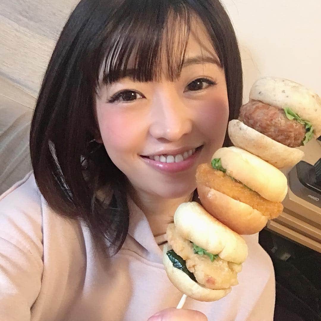 範田紗々さんのインスタグラム写真 - (範田紗々Instagram)「ISETANの地下で買ったミニバーガー にしくんが持つと普通のバーガーになるって言ってた(ﾟ∀ﾟ)」4月14日 8時43分 - handa_sasa