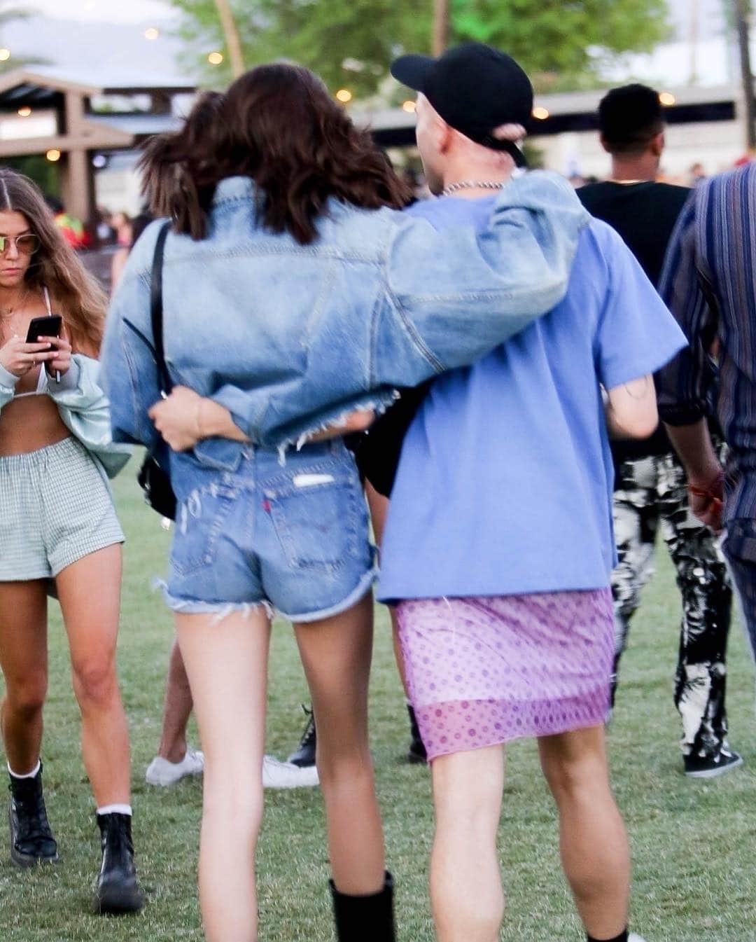 Just Jaredさんのインスタグラム写真 - (Just JaredInstagram)「@kaiagerber and @tommy.dorfman hang out together while attending day one of Coachella. More photos on JustJared.com! #KaiaGerber #TommyDorfman Photos: Backgrid」4月14日 8時43分 - justjared
