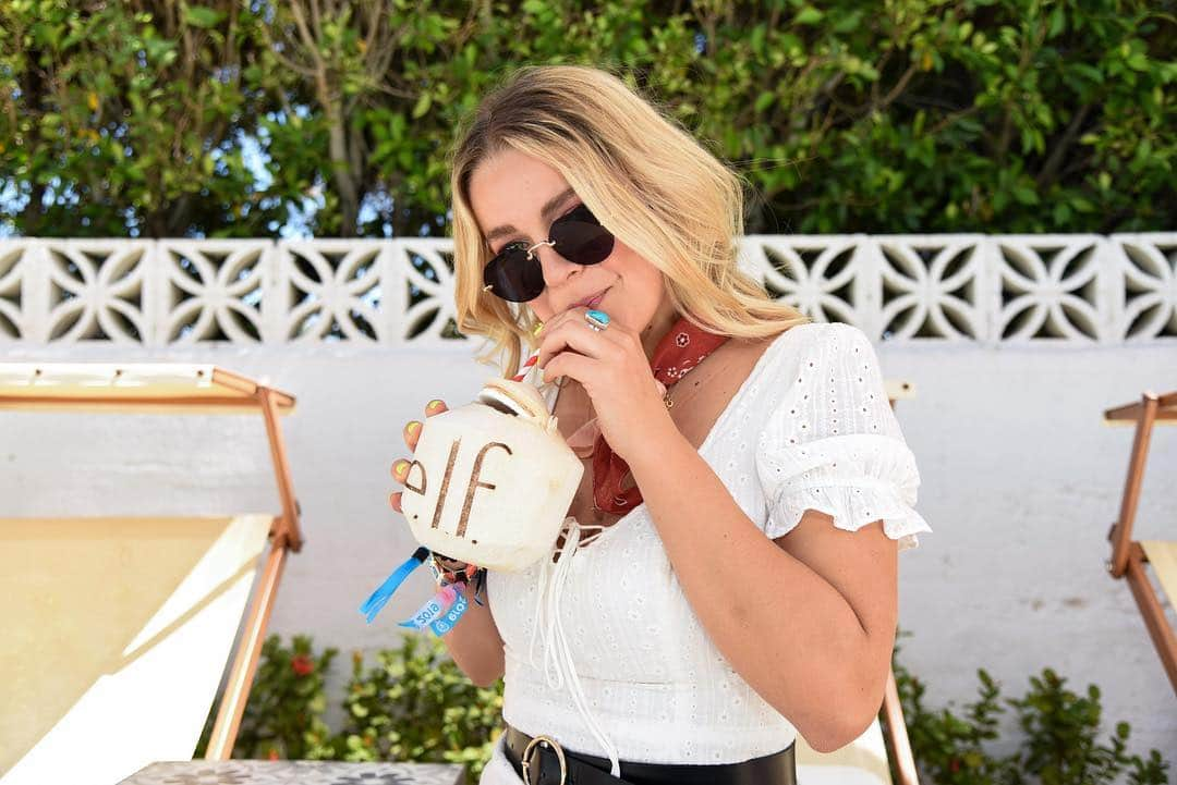 e.l.f.さんのインスタグラム写真 - (e.l.f.Instagram)「Hydrated never thirsty 🥥 💦 We had coconut juice on deck at #EyesLipsFestival 🌵 @bloggerswhobrunchla 💛 #festivalfashion #coachella #elfcosmetics」4月14日 8時40分 - elfcosmetics