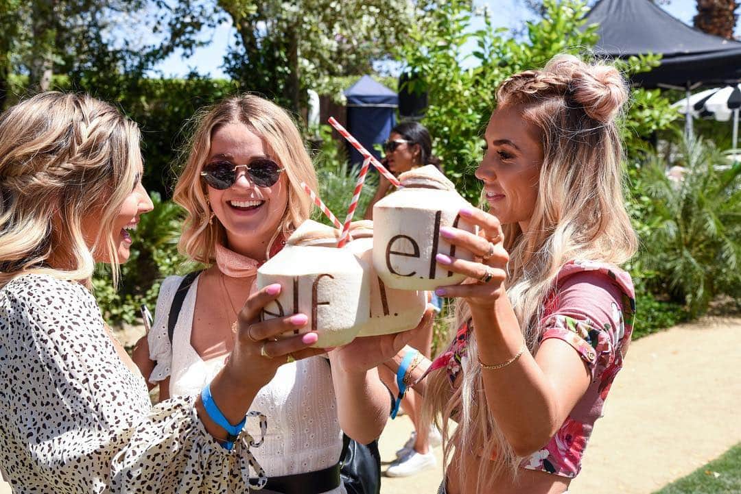e.l.f.さんのインスタグラム写真 - (e.l.f.Instagram)「Hydrated never thirsty 🥥 💦 We had coconut juice on deck at #EyesLipsFestival 🌵 @bloggerswhobrunchla 💛 #festivalfashion #coachella #elfcosmetics」4月14日 8時40分 - elfcosmetics