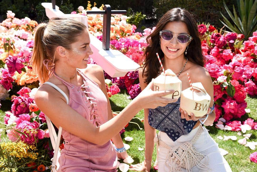 e.l.f.さんのインスタグラム写真 - (e.l.f.Instagram)「Hydrated never thirsty 🥥 💦 We had coconut juice on deck at #EyesLipsFestival 🌵 @bloggerswhobrunchla 💛 #festivalfashion #coachella #elfcosmetics」4月14日 8時40分 - elfcosmetics