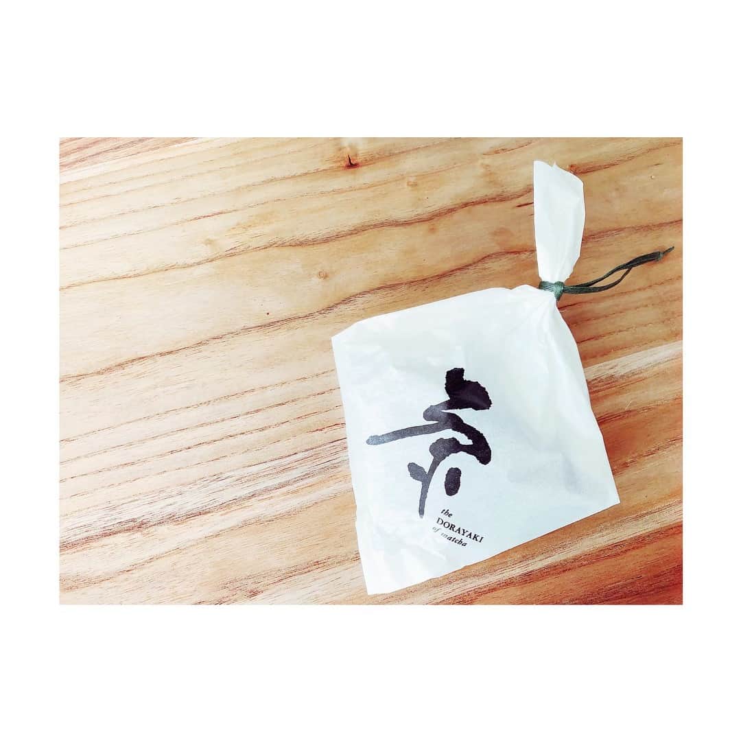 斉藤マリナ(さいまり) のインスタグラム：「🍵 . どら焼きだけどどら焼きじゃなくて、でもめっちゃどら焼き🤔 . ふわふわもっちりしっとり🍵💭💭 #黒船 のどら焼きはじめて食べたけどとっっっとてもおいしいーー😭💕 . #sweets#wagashi#japan#japanesesweets#anko#jiyugaoka#macha#quolofune . #自由が丘#黒船#どら焼き#和菓子#抹茶#抹茶スイーツ#スイーツ好きな人と繋がりたい」