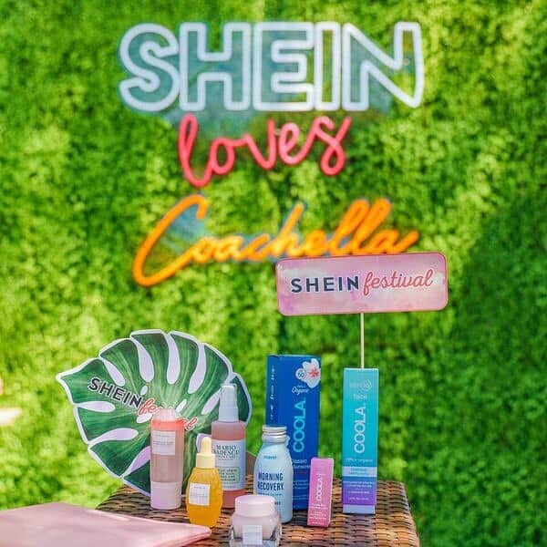 SHEINさんのインスタグラム写真 - (SHEINInstagram)「Huge shoutout to our Festival Essentials Kit sponsors for getting our girls ready for the weekend 🤩🌴 ✨Get your skin glowing with: @glowrecipe 🥂Morning Recovery: @morelabs 🌹Refresh with: @mariobadescu ☀️Protect your skin, organically with: @coola #SHEINfestival #MeetSHEIN」4月14日 8時50分 - sheinofficial