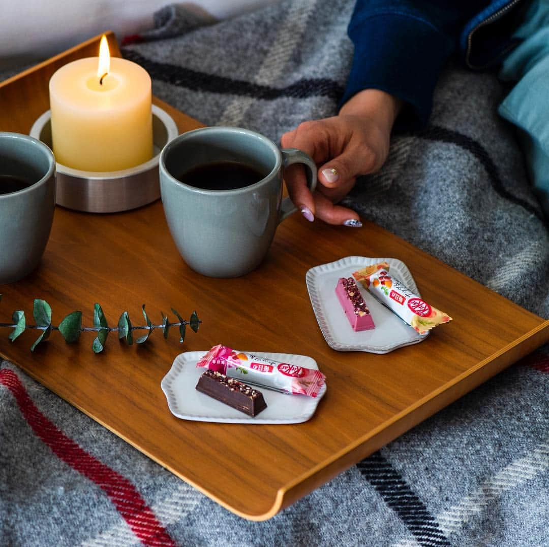 KITKAT Chocolatoryさんのインスタグラム写真 - (KITKAT ChocolatoryInstagram)「日曜日の今日は、引きこもりDAY☕  お家で過ごす休日には、お気に入りのコーヒーと一緒に「キットカット 毎日のナッツ＆クランベリー」をどうぞ✨  ゆっくりのんびりとした休日でしっかりリフレッシュしてくださいね🎬 来週も頑張りましょう！  #キットカット#キットカットのある生活#キットカット好き#キットカット大好き#毎日のナッツクランベリー#チョコ#チョコレート#チョコレート🍫#チョコ好き#チョコ大好き#チョコレート好き#チョコレート大好き#チョコレート好きさんと繋がりたい#一口サイズ#ルビーチョコレート#ルビーチョコ#ピンクチョコレート#働く女性#働く女子#必需品#ご褒美#自分にご褒美#ご褒美チョコ#プチスイーツ#スイーツ#kitkat#haveabreak#chocolate#sweets」4月14日 9時00分 - kitkat_japan_official