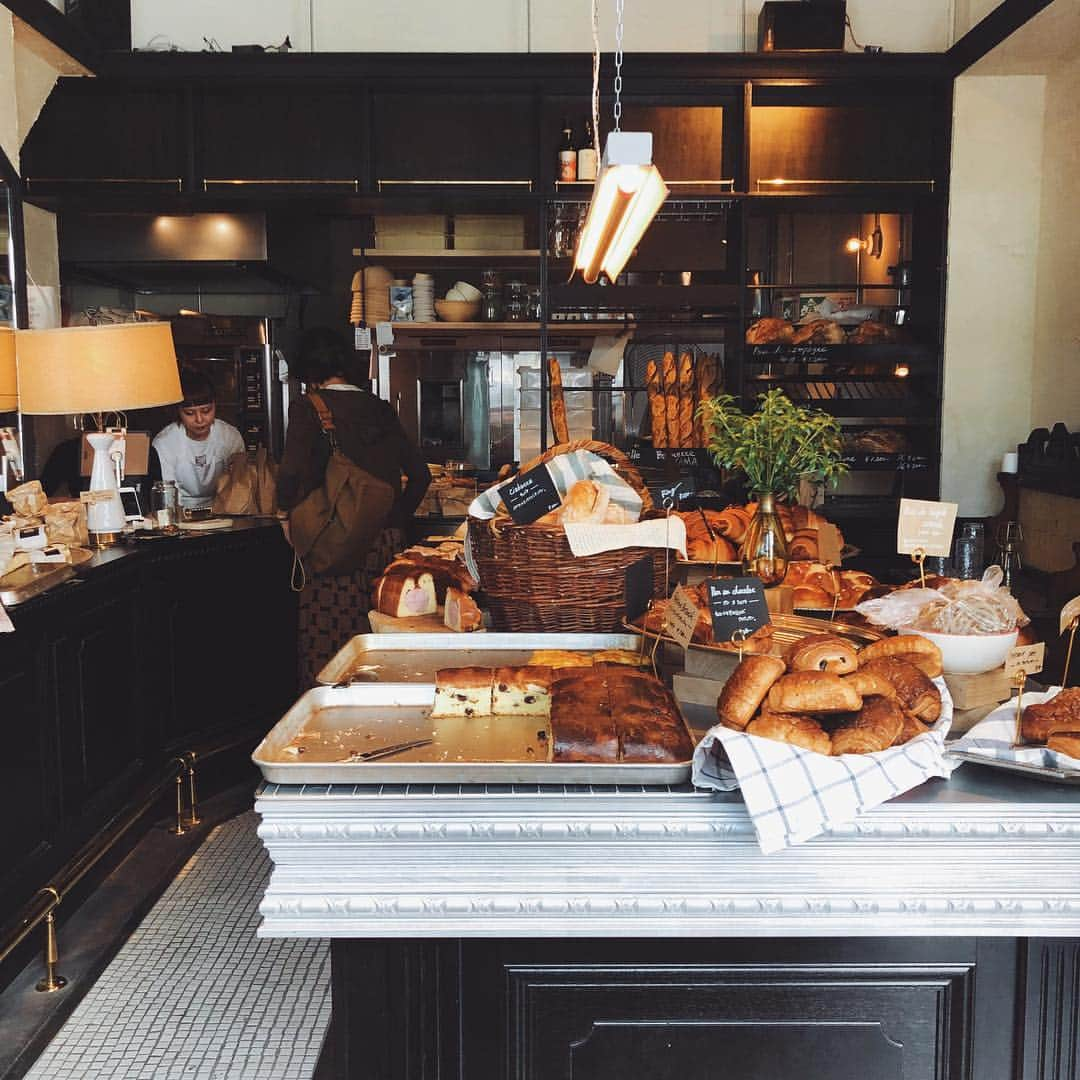 陣内勇人さんのインスタグラム写真 - (陣内勇人Instagram)「. 神戸北野の LE BOOZYが Bakery Standをオープン。 (2軒となり。 . この雰囲気 フランスのパン屋かと思うほどの ラインナップ。 @minacopan と爆買い物語。 . 幸せな朝を迎えております。 . congrats! @kobayashigenki  @thebake.boozys . #THEBAKE #THEBAKEboozys #LEBOOZY #kobe #北野 #bakery」4月14日 8時53分 - hayato.jinnouchi