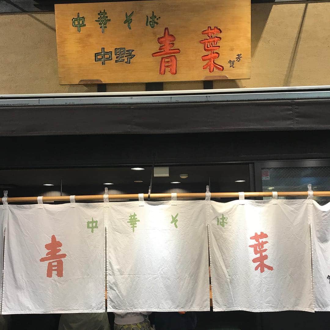 海保知里さんのインスタグラム写真 - (海保知里Instagram)「吉祥寺のサンロードを久しぶりに歩きました！ #肉のサトウ が綺麗になっていました！行列は変わらず！そして、中野にあったあの #青葉 が吉祥寺にあってビックリ🍜 ... 大学時代、女子のみの放送研究会に入っていて、学祭パンフに広告載せませんかと吉祥寺のお店に交渉したり、ミスターコンテストの出場者を探すために駅前で殿方に声をかけたり。あとコミュニティエフエムの番組を制作していて、ダットという機材を持って人にインタビューしたり。 ... 仲の良いお友達と #いせや で焼き鳥を食べ、#井の頭公園 でまったり。あぁ大学時代の思い出は全て吉祥寺につまってる💕 #海保知里 #吉祥寺 #吉祥寺サンロード #感慨にふける」4月14日 8時58分 - chisato_kaiho