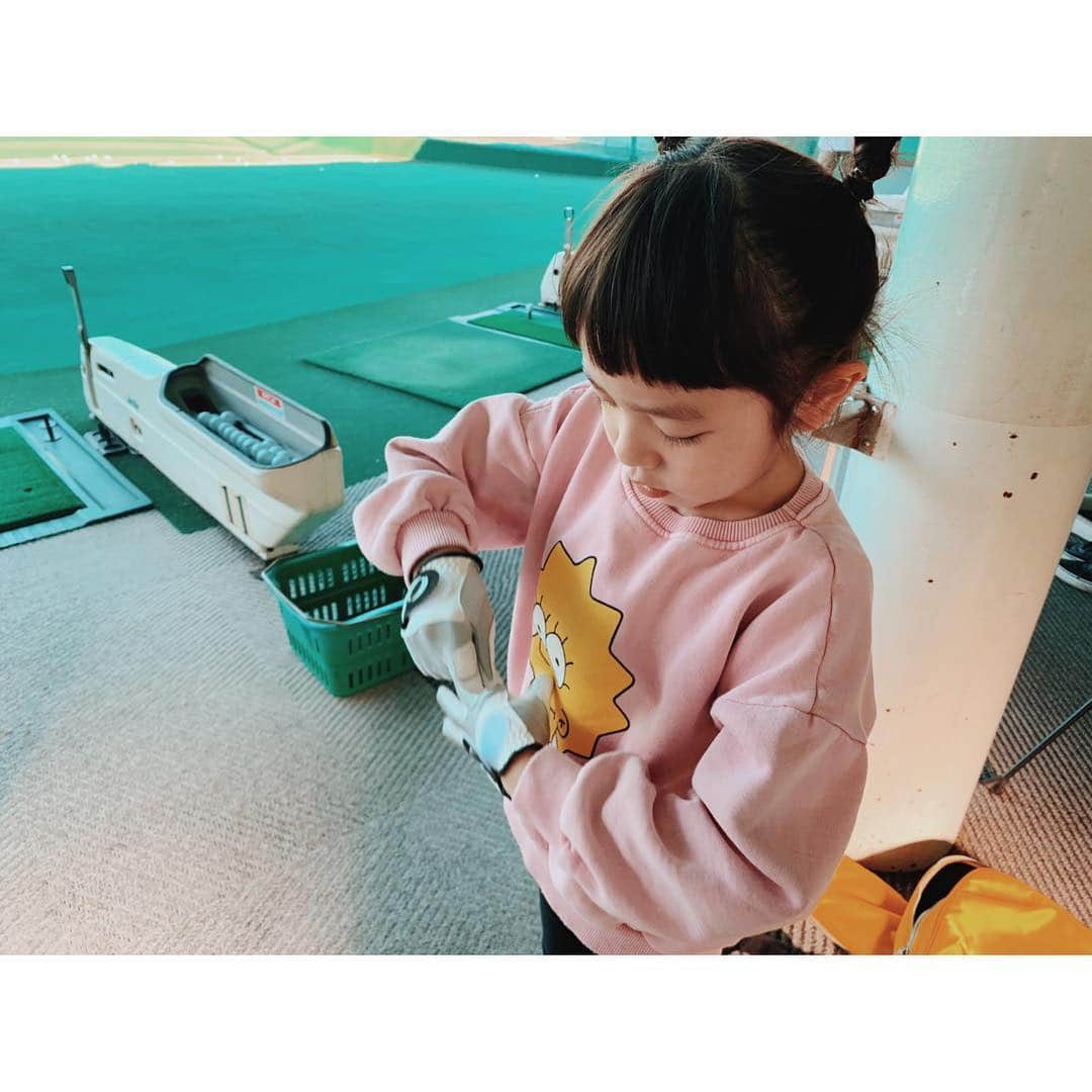 EMIさんのインスタグラム写真 - (EMIInstagram)「☆ 週末ゴルフ練習会🏌️‍♀️ #golf #4歳 #プリキュア打法」4月14日 9時10分 - emi_idea