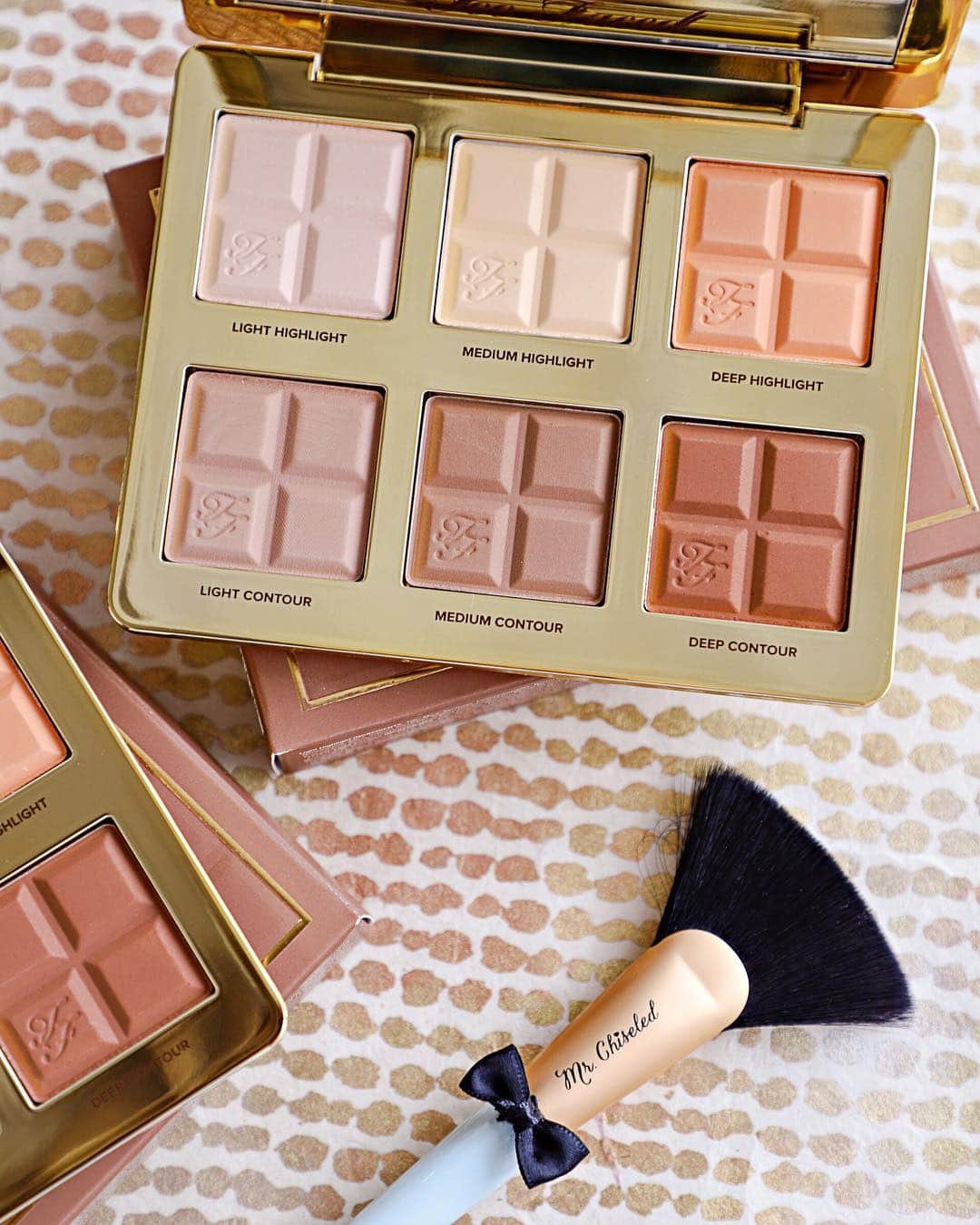 Too Facedさんのインスタグラム写真 - (Too FacedInstagram)「Add dimension to your look! ✨ Our NEW Cocoa Contour Palette includes two essential sculpting shades, the perfect matte highlighter and a luminous pop of light for a contoured look that never looks flat on any skin tone ✨ #ProTip: Pair with Hangover Primer for a radiant contour that lasts! #cocoacontour #toofaced」4月14日 9時19分 - toofaced