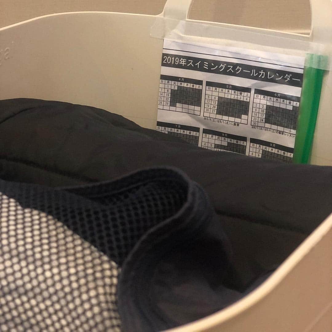 西口理恵子さんのインスタグラム写真 - (西口理恵子Instagram)「. 我が家のスイミングセット。 週1回、スクールに行っています。 使用頻度が高いのと、主人が用意をしてくれるよう 取り出しやすいボックス収納にしています。 ボックス #stacksto  #スタックストー 水着のシール #IKEA #イケア . . 【２枚目】 持ち物リストを取っ手に付けています。 . 【３枚目】 年間カレンダーを内側に貼っています。 . . ▫️▫️▫️▫️▫️▫️▫️▫️▫️ . ＼西口理恵子オリジナルセミナー／ ....＼１年に１回のみの開催 ！／ 【 美人収納セミナー 〜書類管理編〜 】 5/16◆グランフロント大阪◆満席/定員30 5/21◆名古屋サミットホテル◆残席11/定員20 5/21◆品川プリンスホテル◆残席11/定員20 6/3◆グランフロント大阪◆残15/定員30 . ▫️▫️▫️▫️▫️▫️▫️▫️▫️ . ＼１日で資格取得、約100%合格！／ ....＼片付け苦手な方。男性もOK／ 【  整理収納アドバイザー２級認定講座 】 ◆5/9（木）グランフロント大阪（残席27/定員30） ◆5/22（水）AP品川（残席18/定員30） . ▫️▫️▫️▫️▫️▫️▫️▫️▫️ . ＼オフィスの片付け！２級受講後申込可能／ ....＼経営者・総務・５Ｓご担当者の方へ／ 【  企業内整理収納マネージャー講座 】 ◆4/21（日）グランフロント大阪（残席13/定員30） . ▫️▫️▫️▫️▫️▫️▫️▫️▫️ . 西口理恵子のセミナー詳細→@rieko_nishiguchi . 〜〜〜〜〜〜〜〜〜〜〜〜〜〜〜 . #西口理恵子 #美人収納 #美しい人生 #整理収納アドバイザー #美人 #建築 #収納 #整理 #整頓 #片付け #ビフォーアフター #グランフロント #大阪 #シンプルライフ #インテリアコーディネーター #インテリア #simplelife #整理収納アドバイザー２級認定講座 #organizer #organize #storage #stue #hygge #정리 #수납 #저장」4月14日 9時23分 - rieko_nishiguchi
