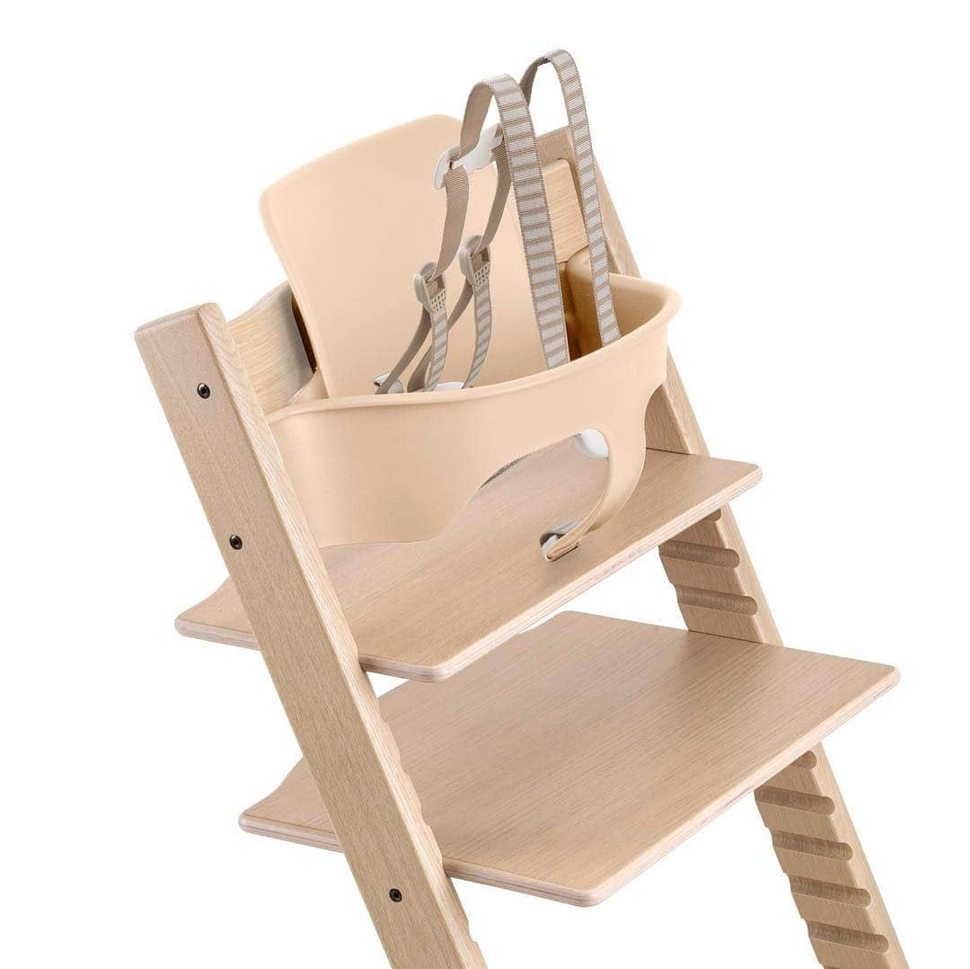 Stokke Japanさんのインスタグラム写真 - (Stokke JapanInstagram)「【トリップ トラップ「オーク」もキャンペーン実施中！】⠀ ⠀ 上質なオーク材を厳選したチェアは、時が経つとともにその魅力を増していきます。トリップ トラップ オークは、品質を高め、美しさを引き立てるマット塗装仕上げが施されており、どんなスタイルのインテリアにも自然に溶け込みます。⠀ ⠀ 今ならこのオーク材またはアッシュ材のトリップ トラップとベビーセットを同時購入でハーネスをプレゼントするキャンペーンを実施中です。オンラインストアもしくは取扱店にて4/23まで在庫限りです♪⠀⠀ ⠀⠀⠀ #トリップトラップ #ストッケ #ハイチェア #子供椅子 #ベビーチェア #キッズチェア #北欧インテリア #北欧家具 #インテリア #シンプルモダン #プレママ #マタママ #新米ママ #出産準備品 #限定品 #アッシュトープ #ニュアンスカラー #トープ色 #アッシュ材 #オーク材」4月14日 9時23分 - stokkejapan