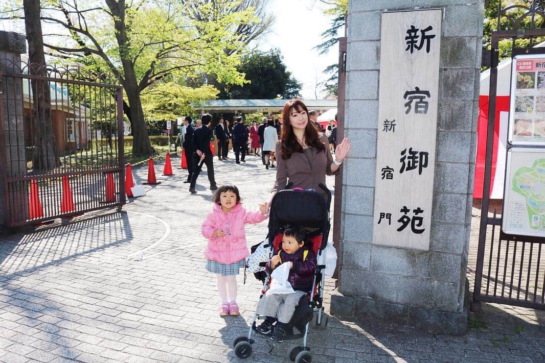 歩りえこさんのインスタグラム写真 - (歩りえこInstagram)「新宿御苑、実は初めて来ました♪  #桜を見る会 #内閣総理大臣 #新宿御苑 #花見 #平成最後」4月14日 9時24分 - riekoayumi