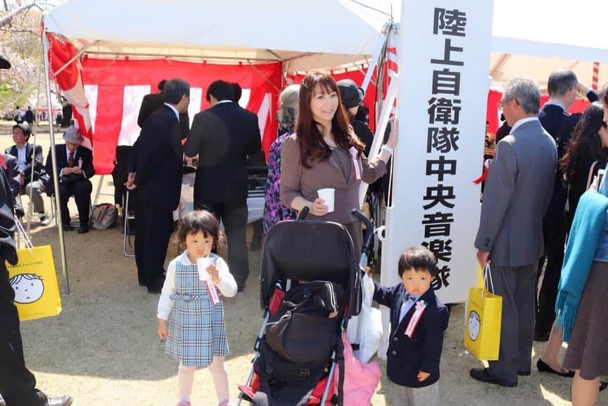 歩りえこさんのインスタグラム写真 - (歩りえこInstagram)「内閣府の青年事業で一緒だったお友達も一緒に🌸  #桜を見る会 #内閣総理大臣 #新宿御苑 #花見 #平成最後」4月14日 9時25分 - riekoayumi