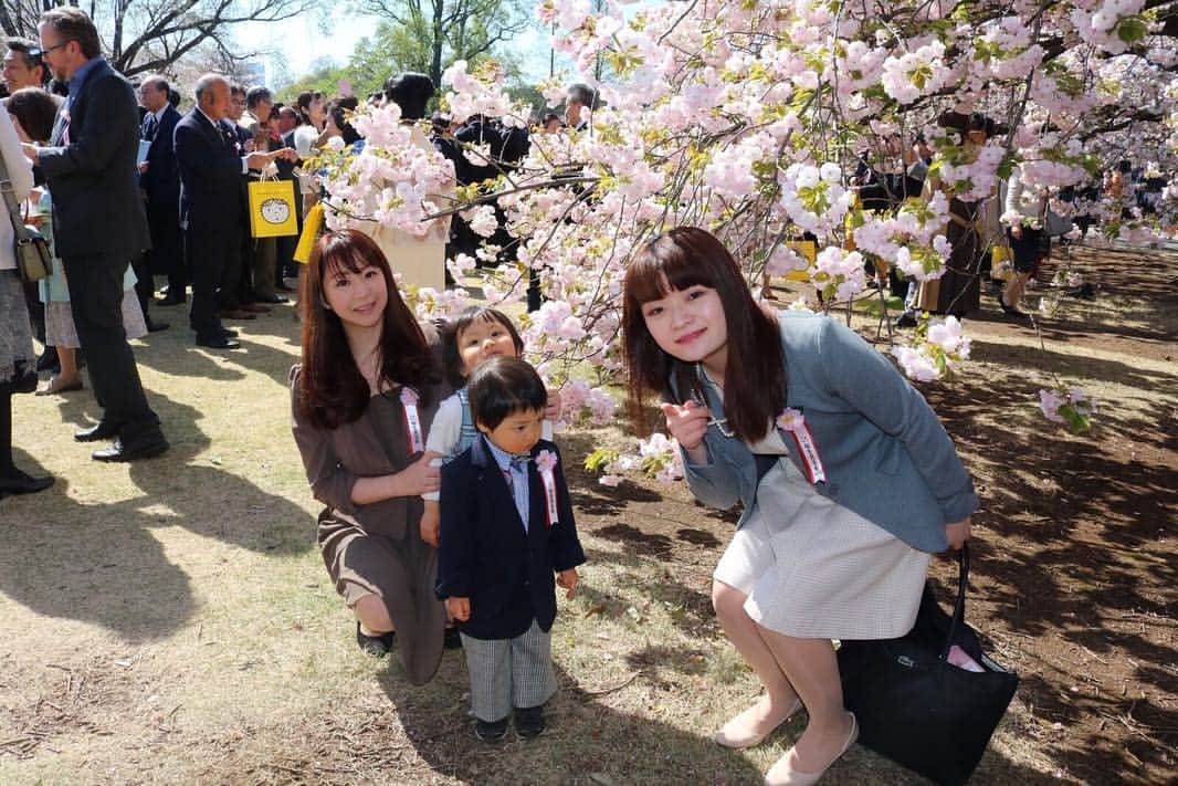 歩りえこさんのインスタグラム写真 - (歩りえこInstagram)「内閣府の青年事業で一緒だったお友達も一緒に🌸  #桜を見る会 #内閣総理大臣 #新宿御苑 #花見 #平成最後」4月14日 9時25分 - riekoayumi