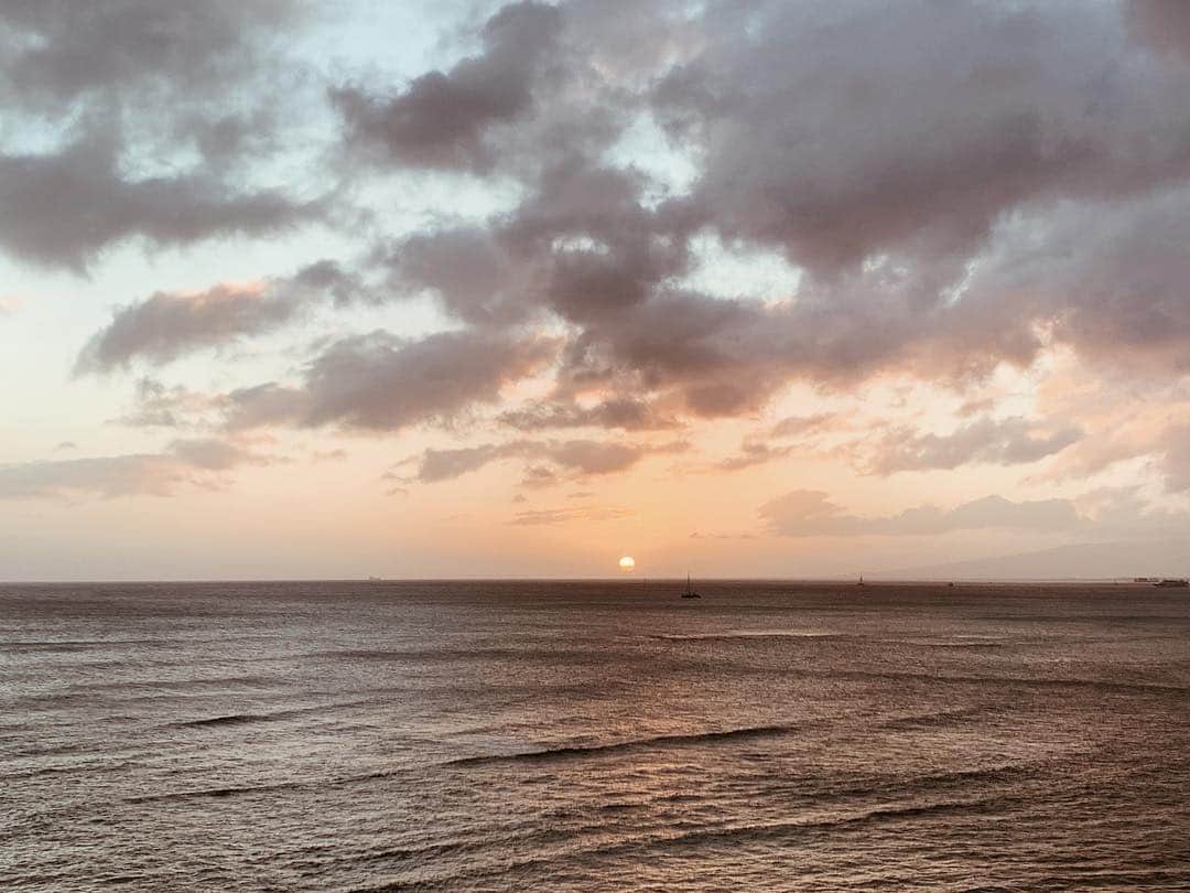 春名亜美さんのインスタグラム写真 - (春名亜美Instagram)「充実してると１日１日があっという間に終わる  明日もHappyな１日になりますように🌈 ・ ・ ・ #Hawaii #ハワイ #sunset #sunsetbeach #サンセット#ハワイ生活 #hawaiilife #ハワイ暮らし #ハワイライフ」4月14日 20時15分 - amiharunaami