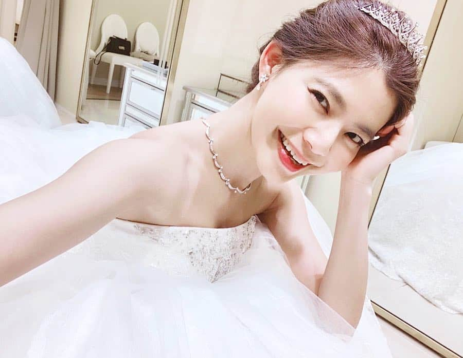 畑有里紗さんのインスタグラム写真 - (畑有里紗Instagram)「結婚式まであと半年🤵👰！！ . ドレスも無事決まり👗一安心😌. (本番ドレスじゃないよ) 準備では招待状やデーブルコーディネートの配色決めなど具体的な準備が始まりワクワクしています❤︎ . . やっぱり綺麗な肌で迎えたいので  毎月ピーリングに通っている他には  お家でのスキンケアも頑張ってるよ🧴🧼 . アドバンス ナイト リペア SR コンプレックス Ⅱは  少量ですーっと伸びて肌に馴染むのに  しっとりして保湿力があるので  最近これに頼ってます(^^) . 使い続けているとメイクのりも違う気がする＾＾ . @esteelauderjapan  #プレ花嫁#2019秋婚#幸せバトン#デパコス#結婚式準備#結婚式準備記録#エスティローダー #エスティローダーで花嫁美容 エスティ ローダーのアンバサダーとして活動中」4月14日 20時19分 - arii_m36