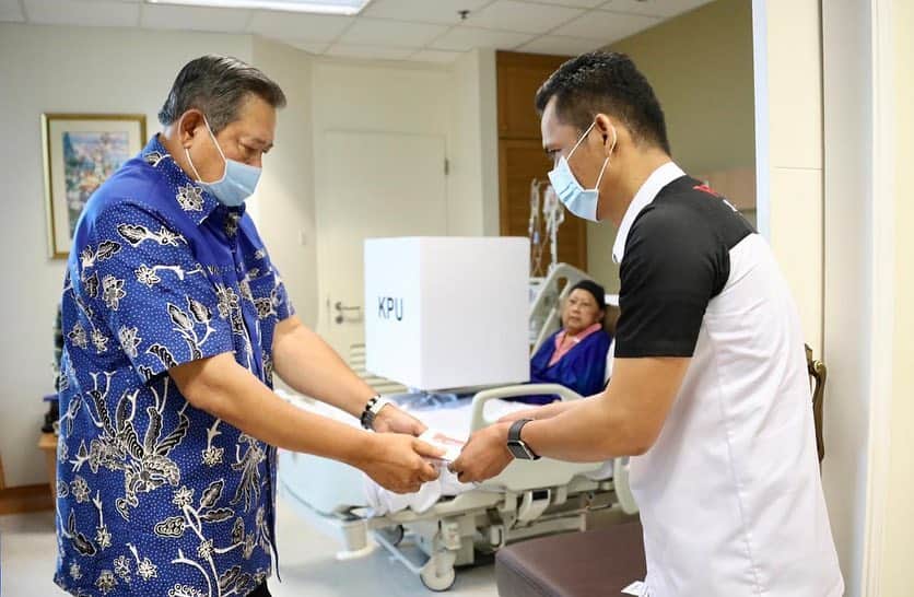 アニ・ユドヨノさんのインスタグラム写真 - (アニ・ユドヨノInstagram)「Hari ini tanggal 14 April 2019, saya menggunakan hak pilih di Singapura. Meskipun sedang menjalani perawatan di rumah sakit, saya berpartisipasi dalam Pemilu ini untuk masa depan Indonesia yang lebih baik.」4月14日 20時20分 - aniyudhoyono