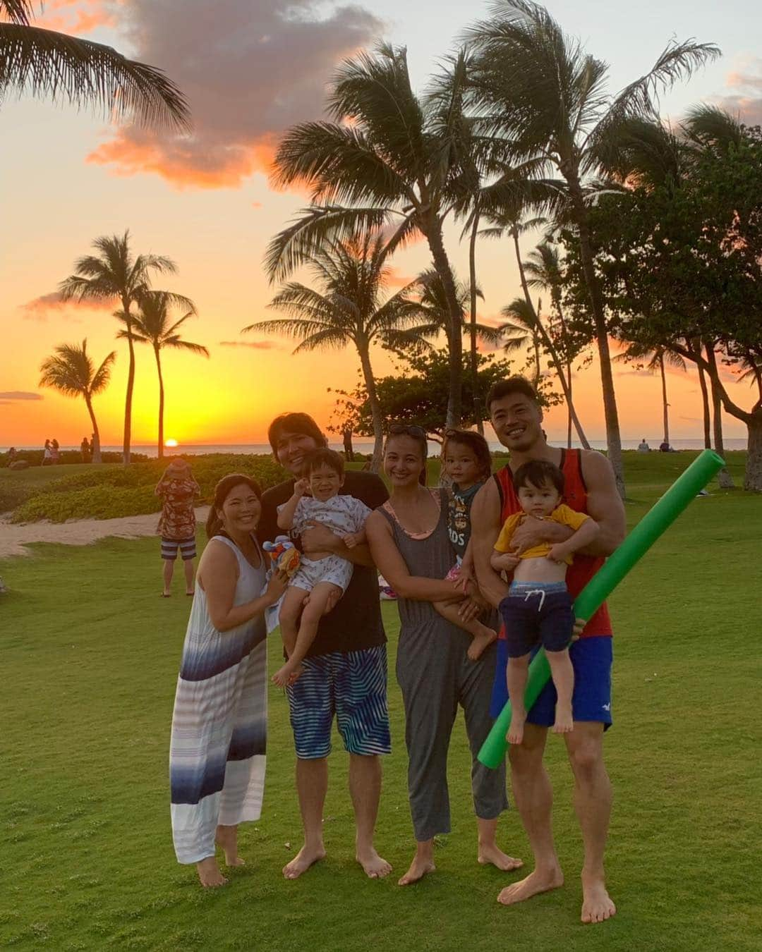 エリナ シルカさんのインスタグラム写真 - (エリナ シルカInstagram)「Amazing sunset 🥰 お友達家族とビーチピクニック。 去年の今頃は三人個々で遊んでいたのが、今ではちゃんとみんなでコミュニケーションとれててみてて面白い(^^) 帰り際のサンセットが綺麗だった〜🥰🥰」4月14日 18時54分 - laura_elina_ymd