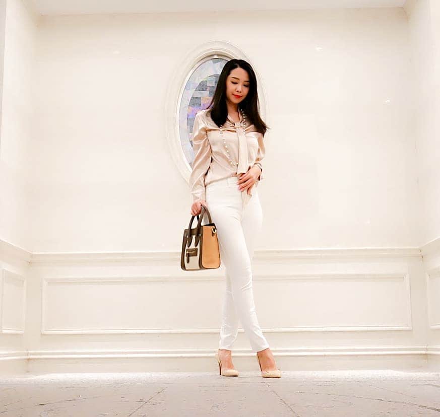Miyu Toyonagaのインスタグラム：「SUNDAY || Nude x White mood  wearing recent my favorite @lilysilk  100% silk blouse.  久々のコーデの投稿😊 最近お気に入りなシルクブラウス。  シャネルのネックレスと合わせて、クラシックスタイルに。  ビジネスでもプラーベートでも両方で使えるのが好き❤️ -  tops ：#lilysilk neckless:#chanel #シャネル pants: #uniqro#ユニクロ Bag: #celine#セリーヌ Shoes:#Jimmychoo#ジミーチュー」