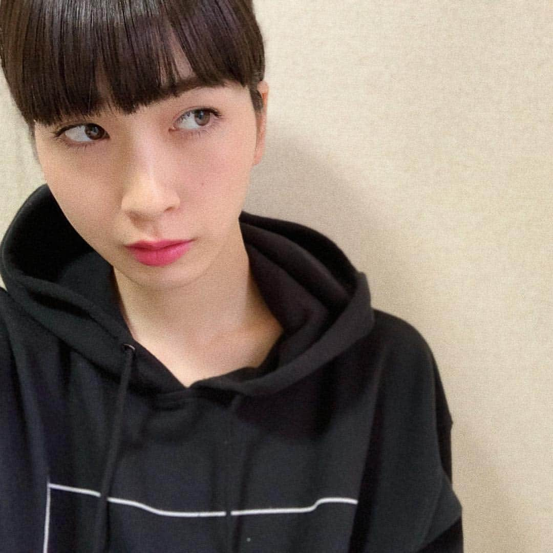 うちだゆうほさんのインスタグラム写真 - (うちだゆうほInstagram)「@rmkofficial から頂いたサマーコレクションリップ﻿ ﻿ マットリップ特有のやたらと乾燥したりヨレたりがほぼ無くてすごい…あと発色がめちゃくちゃによい。﻿ ﻿ 私は RMK リップスティック コンフォート マットフィット 02番の青みピンクが好きです💙💗﻿ (２枚目に塗ってる写真載せたので見てね)﻿ (どんどん自撮りが下手になるな)﻿ ﻿ ﻿ #RMKリップコレクション﻿ #カラーサマーキス﻿ #夏恋リップ #ってめっちゃかわいい」4月14日 18時48分 - uchidayuho