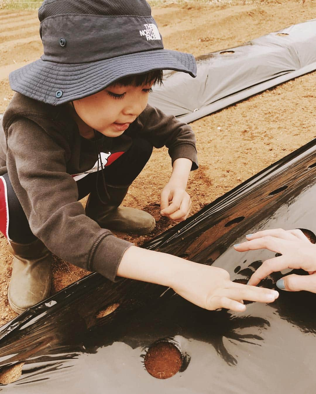 花楓さんのインスタグラム写真 - (花楓Instagram)「母さん、 ストレス溜まったら、 畑にいるね👩🏻‍🌾 宜しく♥️ #土いじったら整いました #最高のメディスン #汚れれば汚れただけ効く🧠✨ #土無しでは生きられない #急遽もう一つ畑を借りました」4月14日 18時48分 - _caede_