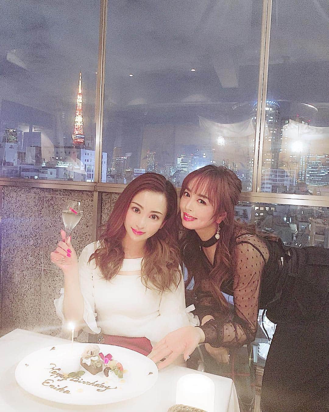 のインスタグラム：「Happy Birthday♡ ・ 今日は大切なFriends えりかちゃんの誕生日♡ ・ 先日、前祝いディナーしてきました(^^) ・ えりかちゃんはお姉ちゃんみたいにしっかりしてて、 本当私が年上なのにいつも色々お世話になってしまってますw ・ すごい勉強になる事がある、ステキな女性！ ・ 真逆の性格だからこそ、ラブラブなのかな💓ww ・ いつもありがとうございます❤️ 今年一年ステキな一年になりますように((((･´ω`･))))！！ ・ Looove💋」