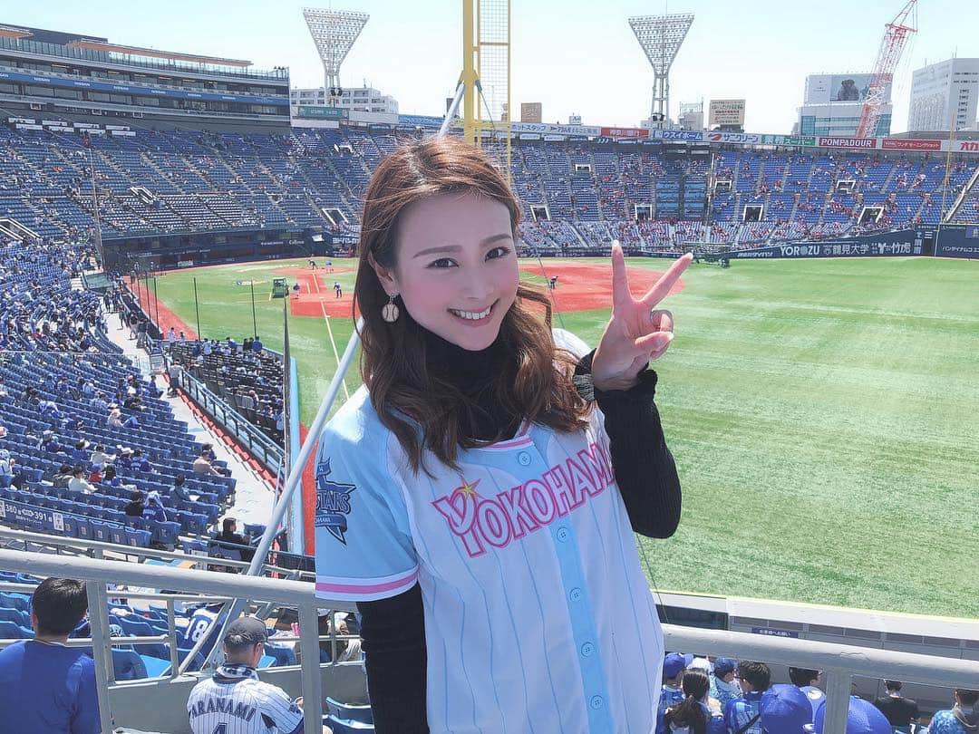のインスタグラム：「.﻿ 3週連続土曜日に現地観戦⚾️﻿ 毎週京山投手のやや不安定な投球を観戦してます。笑﻿ ﻿ ﻿ さて今シーズンからユニフォームなどに加え、ピアスも野球仕様にしているんです🤩﻿ Cycle hitsさん @cycle_hits が折損バットを使って作っているピアスがとっても可愛くてお気に入り🥰﻿ 私がつけているのはボールのデザインです✨﻿ ﻿ このピアス、形もとても可愛いのですが、裏側に名前とかを入れることも出来るのです😆﻿ ピアスだけでなく、タイピンなどもあるので、男性でも楽しめるのも良いですよね🙌﻿ 野球好きな人へのプレゼントとかにもぴったりだと思います😘﻿ ﻿ 折れてしまったバットを使っているところも素敵だし、球団問わず使える可愛いデザインもとっても良いなと思いました😋﻿ 他にも好きな選手の背番号入りのピアスとかもあるので、野球ファンの方はぜひアカウント @cycle_hits をチェックしてみてください🙆‍♀️﻿ ﻿ ﻿ ﻿ 昨日は散々な負け方でしたが、実は先週はオートサロンのコンパニオンをさせていただいていた、セルスター工業さんの席をいただき、内野の一番前の席でとっても良い試合を観戦することができました😍﻿ 4枚目以降には間近で見れた選手たちの写真を載せています😇﻿ 外野での観戦が多いですが、やはり内野の良い席でじっくりと観るのも最高ですね🥳﻿ ﻿ まだまだシーズン始まったばかり😌﻿ ベイファンの皆さん、今年も応援頑張りましょう💓﻿ .﻿ ﻿#yokohamadenabaystars #baystars #yokohama #followme #yokohamabaystars #baseball #yokohamastadium #canoneos #canoneoskissm #eoskissm #ベイスターズ #横浜ベイスターズ #ベイスターズ女子 #横浜denaベイスターズ #横浜スタジアム #野球観戦 #野球女子 #ミラーレス一眼 #野球好きな人と繋がりたい #筒香嘉智 #ロペス #山崎康晃 #スターマン」