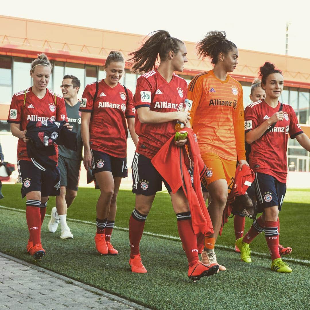 Lina Magullのインスタグラム：「Now #Focus on @fcbfrauen ! 🤜🤛#squad #team #fcbayern #campus #gameday #sgessen #importantweeks #enjoy」