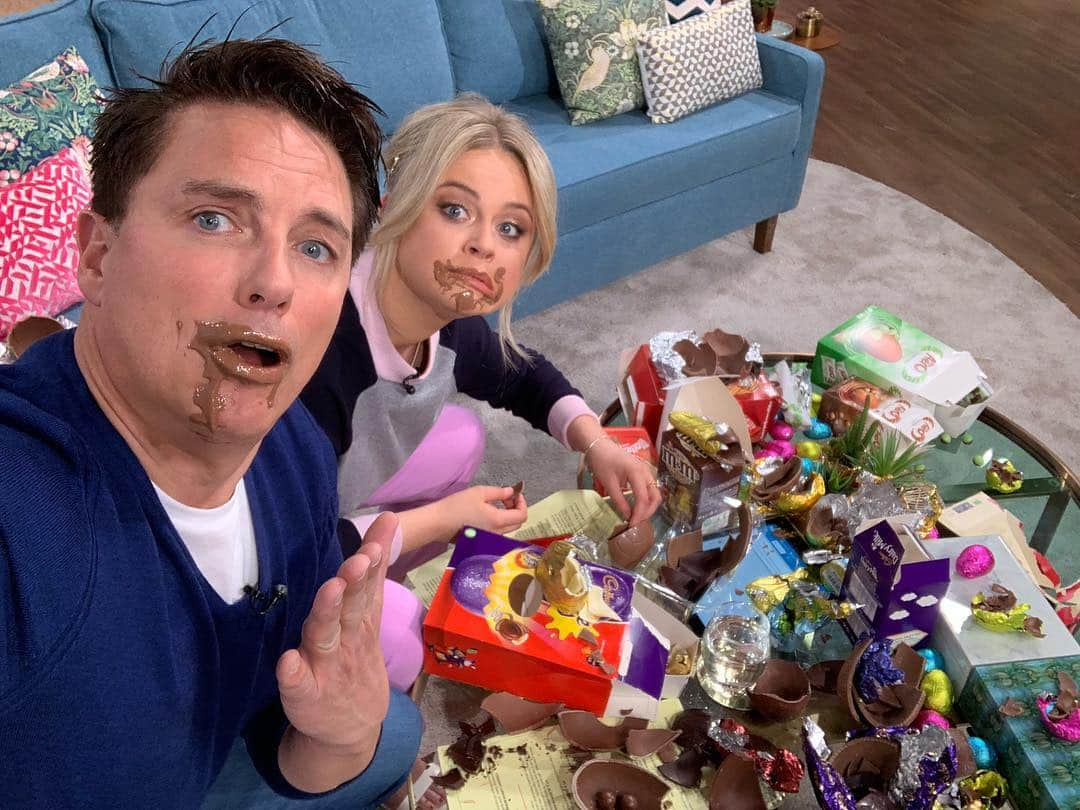 ジョン・バロウマンさんのインスタグラム写真 - (ジョン・バロウマンInstagram)「We didn’t do it!!! We didn’t touch them. The #eastereggs were forced upon us. Get nutted by an #easteregg What is your favorite? Let us know! Choices from @cadburyuk @nestle @aldiuk @lindtuk @waitroseandpartners @marksandspencer to @fortnums choose your #eastereggs jb @emilyatackofficial jb」4月14日 18時52分 - johnscotbarrowman