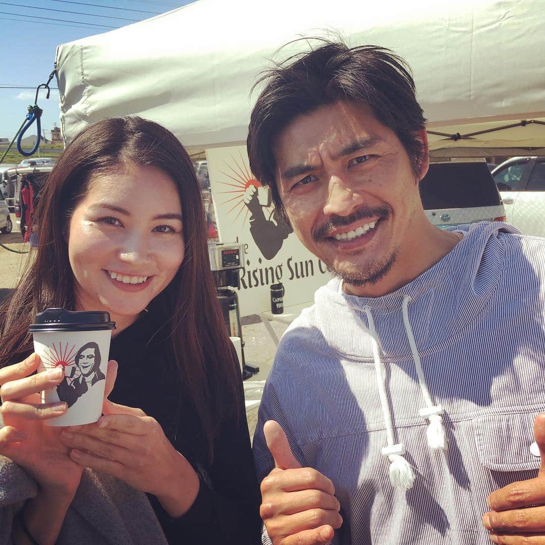 大塚莉奈のインスタグラム：「坂口憲二さんが焙煎しているコーヒー、とっても美味しかったです！！ 普段、カフェラテしか飲まない私ですが、美味しかったので、ブラックで飲めました✨ 海上がりの一杯に。  #therisingsuncoffee #16thjustice championship #サーフィン #コーヒー #surfing #coffee #instagood」