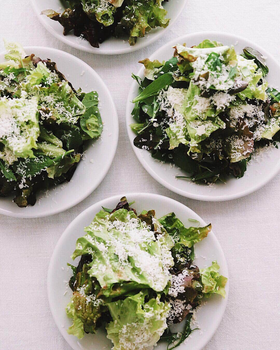 樋口正樹さんのインスタグラム写真 - (樋口正樹Instagram)「Salads . グリーンサラダ、 玉葱とワサビと 醤油を合わせた ドレッシングと チーズをかけて。 . レタス食べると よーく寝れます。 . . #サラダ #グリーンサラダ #レタス #サタルニアチボリ #lettuce #salad #greensalad #Insalata #everydaysalads」4月14日 18時59分 - higuccini